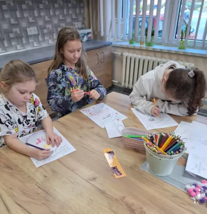 Dziewczyny piszą list do zajączka.