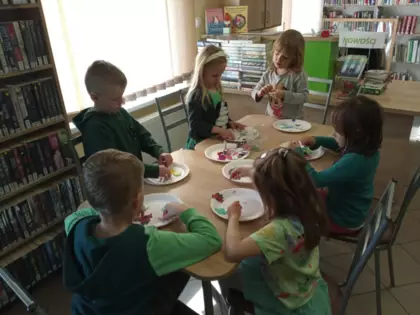 Grupa dzieci tworzy wiosenną łąkę na talerzyku