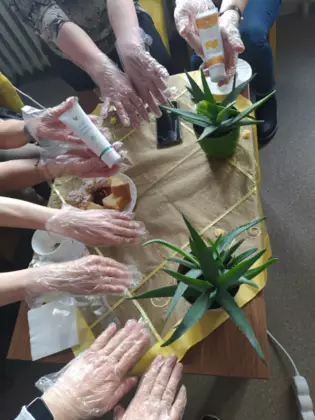 Zdjęcie rąk po zabiegu aloesowym.