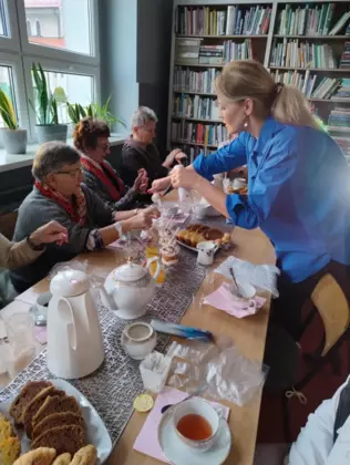 Panie siedzą przy wspólnym stole i testują kremy aloesowe.