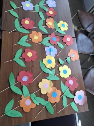 Kwiatki wykonane przez dzieci.