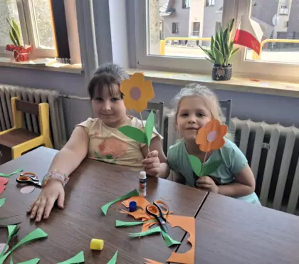 Dziewczynki z kwiatkami.