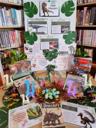 Gazetka biblioteczna o dinozaurach.