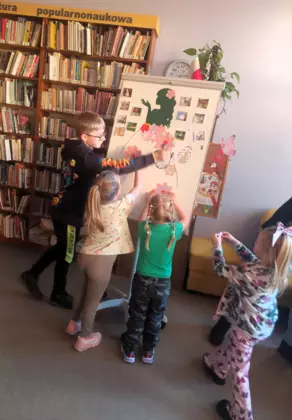Dzieci dekorują sukienkę pani wiosny.