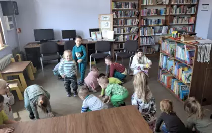 Dzieci w trakcie zgadywanek i zabawy ruchowej.