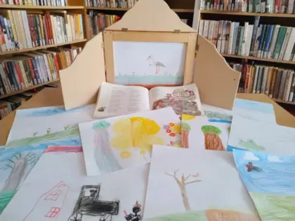 Rysunki dzieci przy teatrzyku kamishibai.