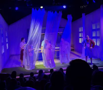 Teatr Miejski w Gliwicach przedstawienie Dzieci z Bullerbyn aktorzy na scenie w trakcie przedstawienia.