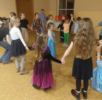 Ostatki. dzieci bawią się w kółeczku.