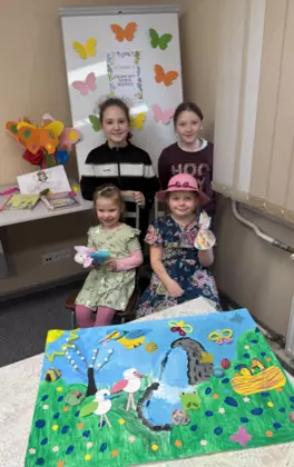 Wspólne zdjęcie dziewczyn po zajęciach bibliotecznych.