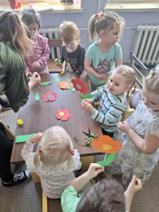 Młodsze dzieci robią kwiatki.