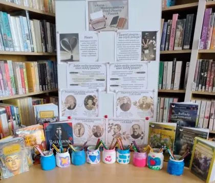 Gazetka biblioteczna z okazji Międzynarodowego Dnia Pisarzy i Pisarek.