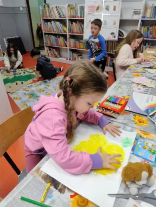 Mała dziewczynka koloruje.