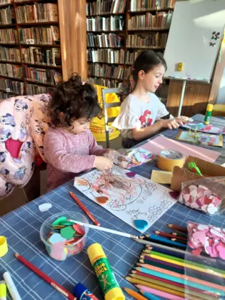 Dziewczynka koloruje obrazek misia.