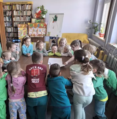 Dzieci poszukują oznak wiosny.