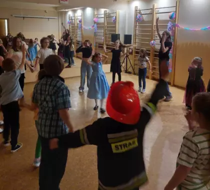 Ostatki. dzieci bawią się w kółeczku.