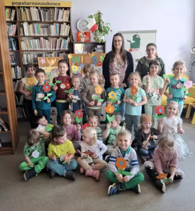 Zdjęcie grupowe po zajęciach w bibliotece.
