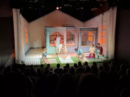 Teatr Miejski w Gliwicach przedstawienie Dzieci z Bullerbyn aktorzy na scenie w trakcie przedstawienia.