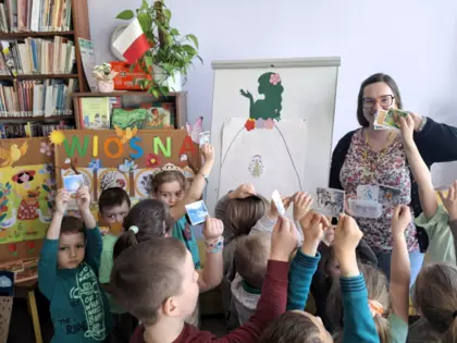 Dzieciaki biorą udział w zabawie.