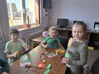 Dziewczynki w trakcie wykonywania kwiatków.