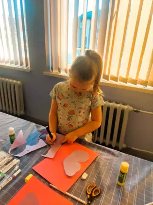Dziewczynka robi motylka.
