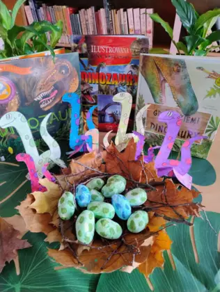 Książki i jajka dinozaura.