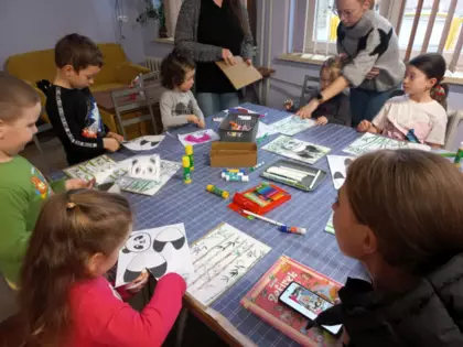 Dzieci w trakcie robienia pandy 3D.