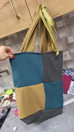 Kolorowa torba uszyta z czterech kwadratów.