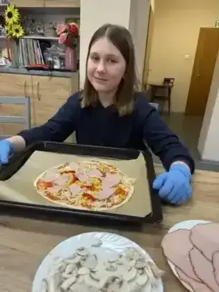 Dziewczyna z pizzą przygotowana według swojego smaku.