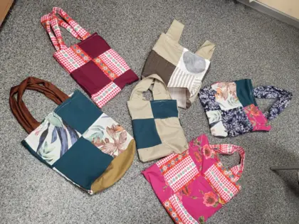 Sześć kolorowych toreb uszytych na zajęciach.