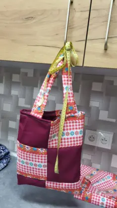 Kolorowa torba uszyta z czterech kwadratów.