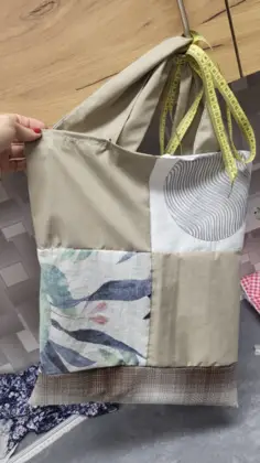 Kolorowa torba uszyta z czterech kwadratów.