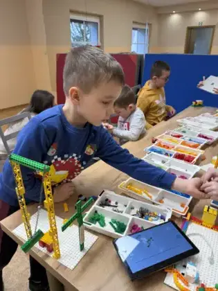 Drugi tydzień ferii w bibliotece w Pawonkowie – dinozaury, robotyka i kreatywna zabawa