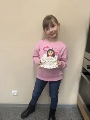 Dziewczynka z koszyczkiem w ręku.