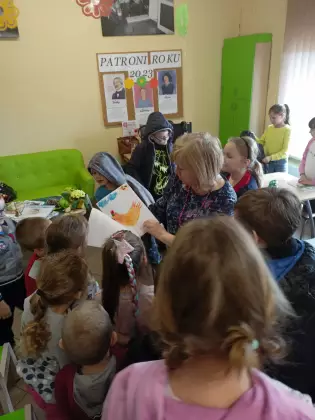 Dzieci oglądają książeczkę, którą wspólnie wykonali.