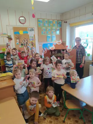 Przedszkolaki pozują do zdjęcia grupowego.