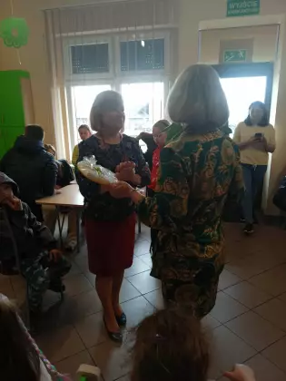 Wręczenie kwiatów za udział w spotkaniu.