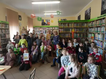 Zdjęcie grupowe po spotkaniu autorskim.