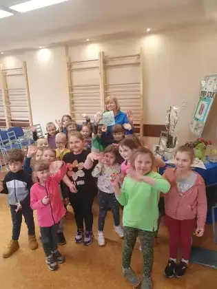 Zdjęcie grupowe autorki spotkania z przedszkolakami.