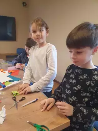 Dzieci na zajęciach plastycznych w bibliotece.