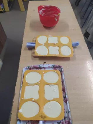 Silikonowe formy wypełnione czekoladą.