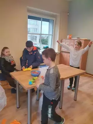 Dzieci grają w wyścigi gąsiennic.