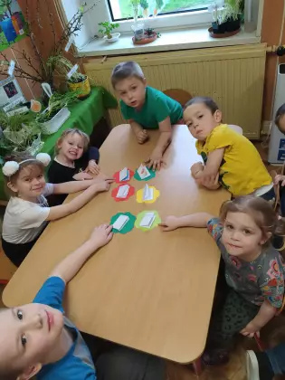 Przedszkolaki pozują do wspólnego zdjęcia.