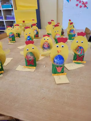 Praca plastyczna przedstawiająca kurczaki wielkanocne.