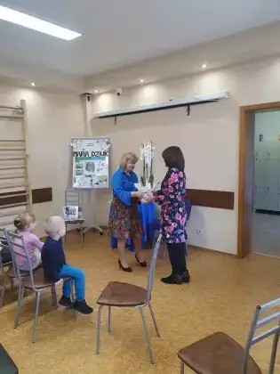 Wręczanie kwiatów za przeprowadzone spotkanie.