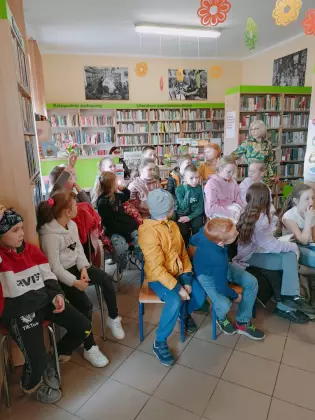 Uczniowie w bibliotece na spotkaniu autorskim.