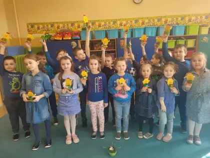 Przedszkolaki na zdjęciu grupowym.