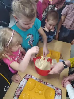 Dzieci na zajęciach roztapiają czekoladę.