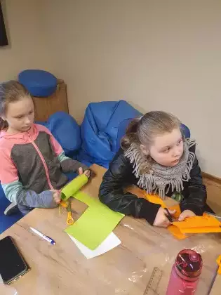 Dziewczynki wykonują pracę plastyczna.