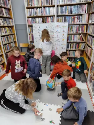 Dzieci bawią się w segregowanie śmieci.