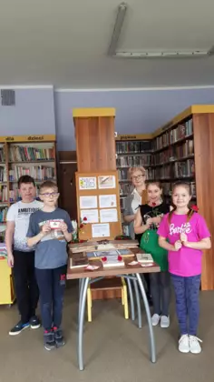 Wspólne zdjęcie po zajęciach literacko-plastycznych.